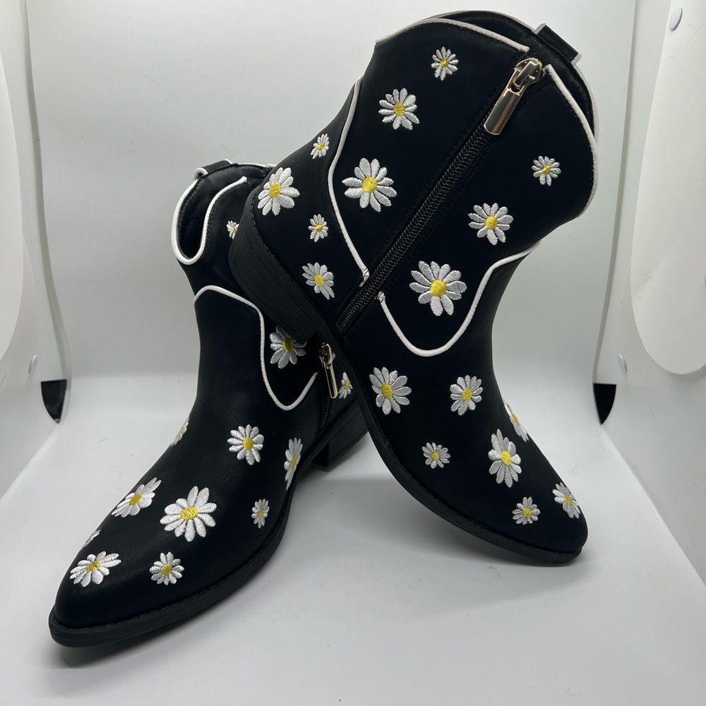 BRAND NEW Cato Comfort Daisy embroidered ankle boots - size 7